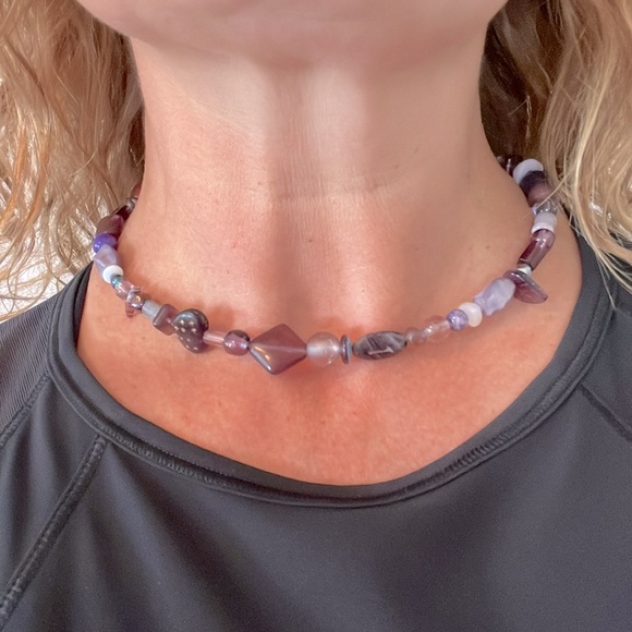 Custom abstract purples memory wire necklace and elastic bracelet - Picture 3 of 3